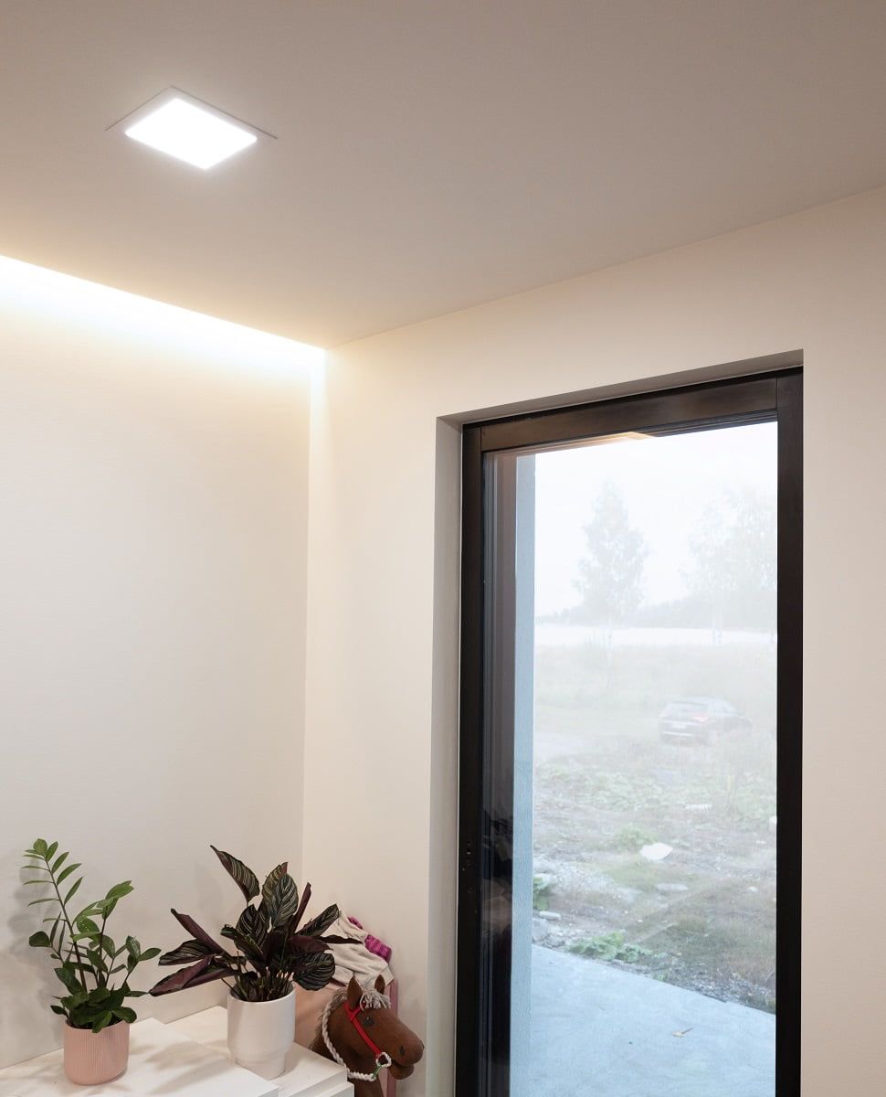 Dimbar, anpassningsbar belysning i ett barnrum skapades genom en kombination av en LED-panel och en LED-remsa. © LedStore.fi